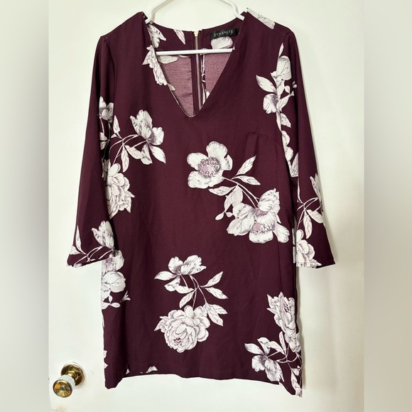Dynamite Dresses & Skirts - 🎉4/30$🎉 Dynamite Burgundy & White Boxy Mini Dress with V-Neck – Size M 🍷